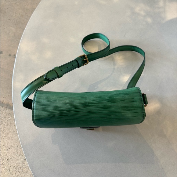 Louis Vuitton Cartouchiere Handbag Epi Leather MM in green color - Picture 7 of 10